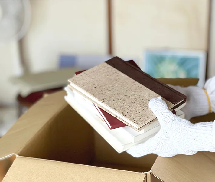 遺品を丁寧に梱包する様子