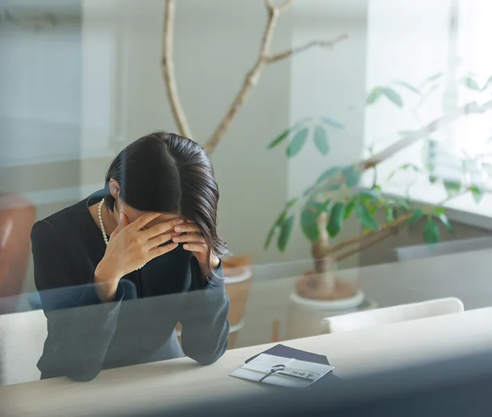 悲しみに暮れる女性